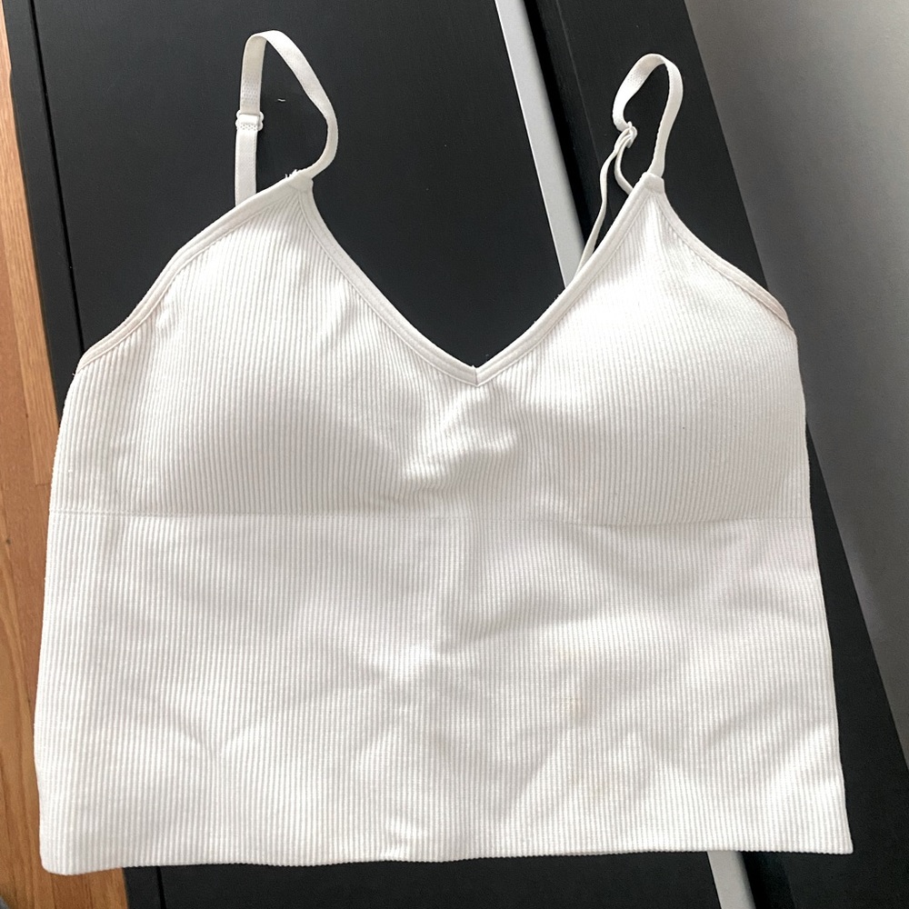 Stretchy crop top with adjustable straps and paddings.